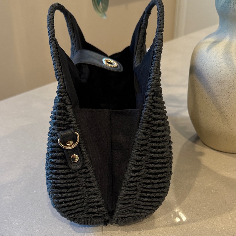 Elegant Black Woven Handbag - Picture 5 of 7